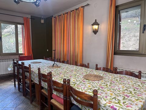 House for groups of 16 with pool and barbecue in El Tiemblo