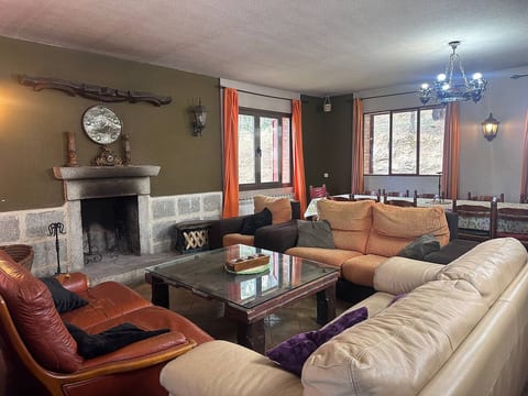 House for groups of 16 with pool and barbecue in El Tiemblo
