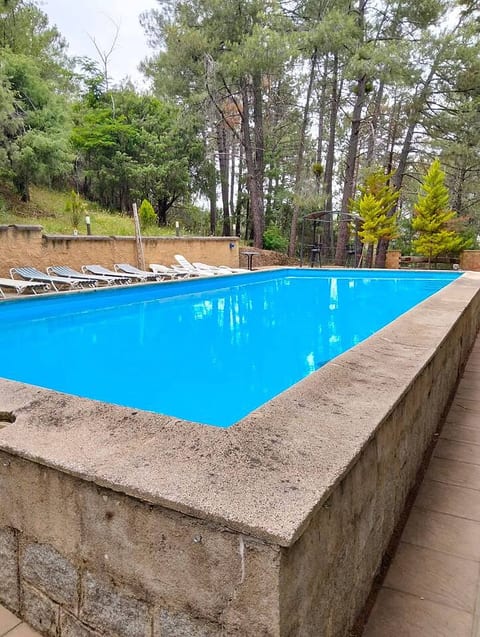 House for groups of 16 with pool and barbecue in El Tiemblo