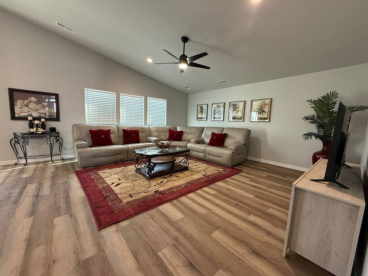 Sweet Esmeralda-FirePit, BBQ, Pets OK, Fenced Yard