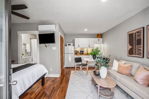 Quiet Studio Minutes from Downtown Houston