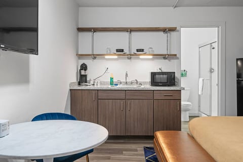 Central Studio w/ 2 Beds Near Broadway & BNA