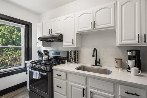 Stylish Kitchen Retreat – A welcoming space to cook, connect, and re-energize during your stay.