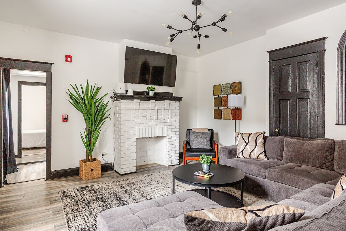 Spacious 3BR Retreat | Philly Charm + Free Parking image 1