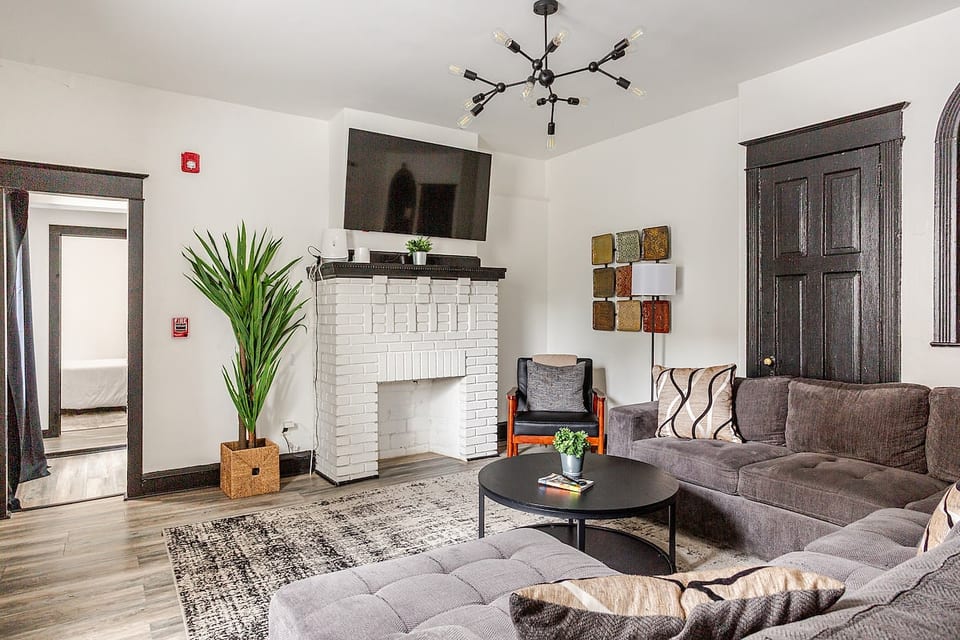 Spacious 3BR Retreat | Philly Charm + Free Parking image 1