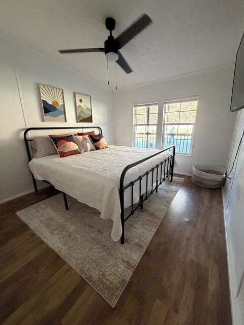 Bedroom 2 (king bed)