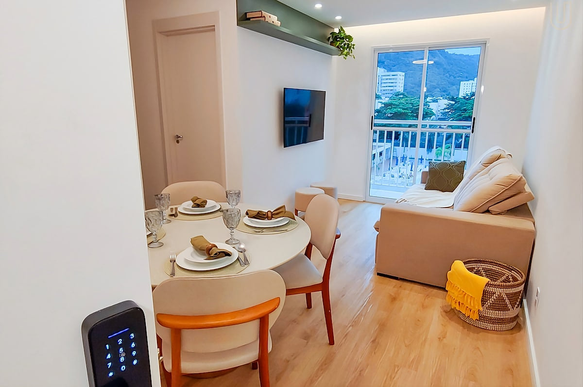 Arrive anytime with complete ease! Access via electronic lock ensures secure self check-in after shows in Rio. When you open the door, you'll feel enveloped by a seamless, air-conditioned space ready for your rest.