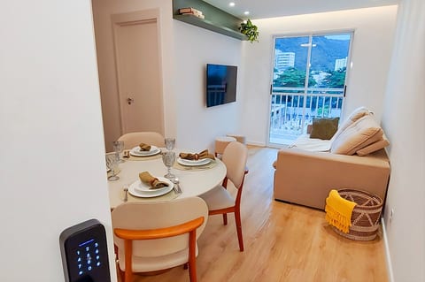 Arrive anytime with complete ease! Access via electronic lock ensures secure self check-in after shows in Rio. When you open the door, you'll feel enveloped by a seamless, air-conditioned space ready for your rest.