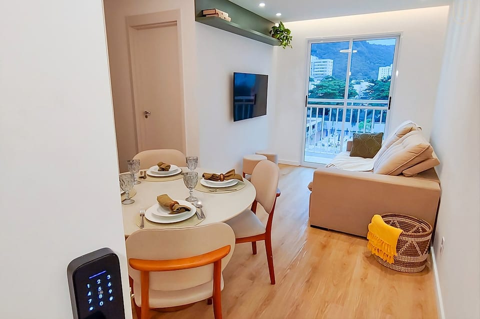 Arrive anytime with complete ease! Access via electronic lock ensures secure self check-in after shows in Rio. When you open the door, you'll feel enveloped by a seamless, air-conditioned space ready for your rest.