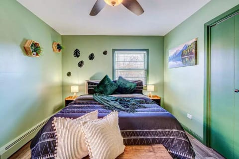 Chicago  2Br Condo -Nature Themed Downtown Access