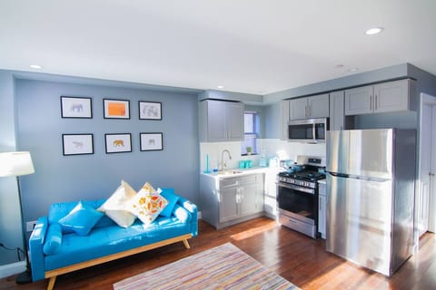Beautiful 1BR with Private Balcony 5mins to Trains