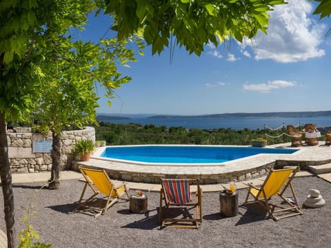 in Kaštel Lukšić mit großer Terrasse und Bergblick
