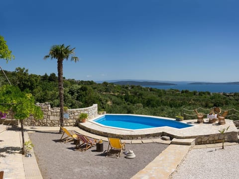 in Kaštel Lukšić mit großer Terrasse und Bergblick