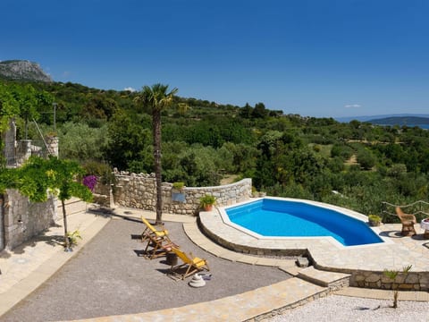 in Kaštel Lukšić mit großer Terrasse und Bergblick