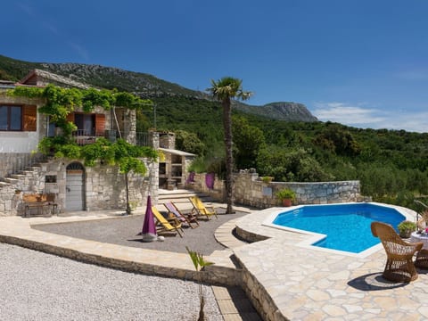 in Kaštel Lukšić mit großer Terrasse und Bergblick