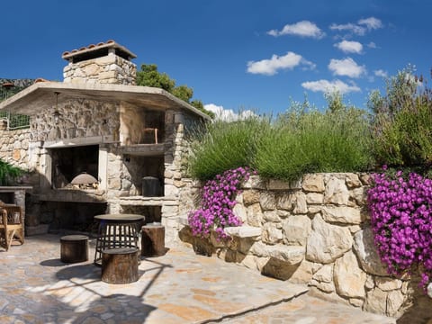 in Kaštel Lukšić mit großer Terrasse und Bergblick