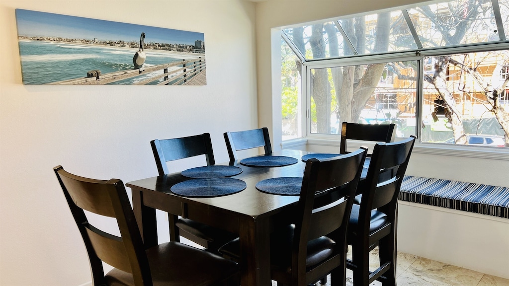 Gorgeous bay windows provide abundant natural light - SilverSurf Gardens - Oceanside