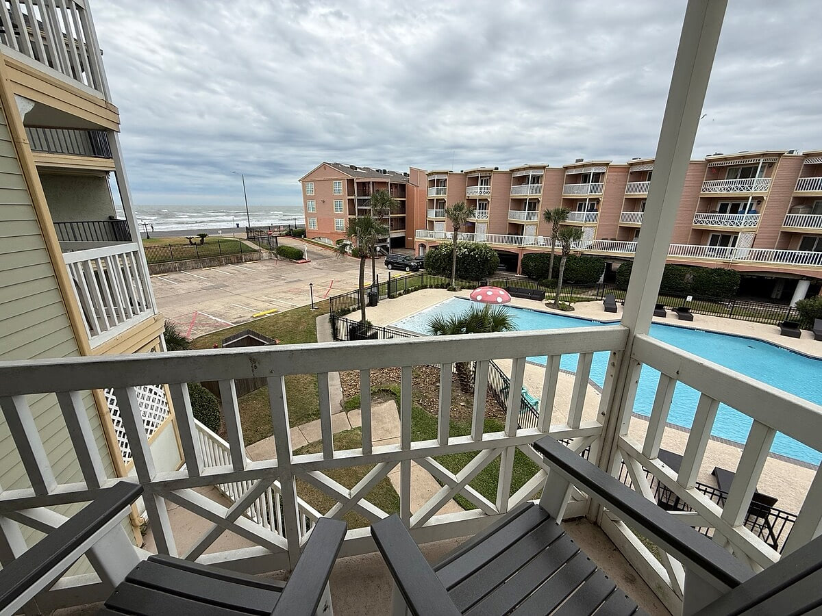 Look at that combo view of both beach and Pool!