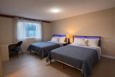 Newly upgraded 4BR2BA 1 min to Bus 10 mins to YYC