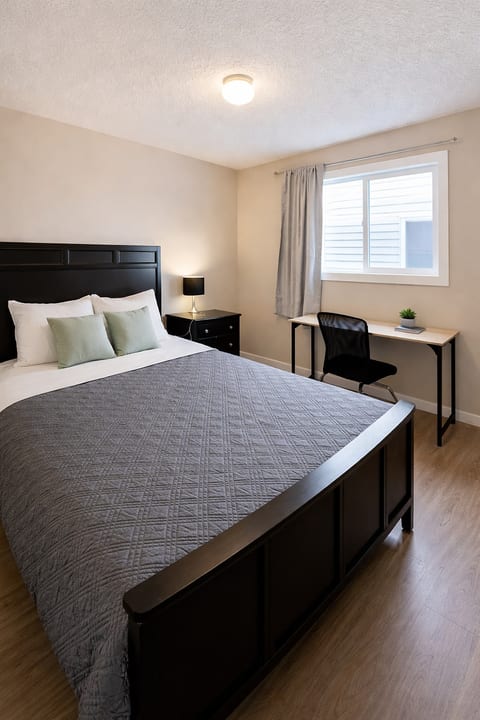 Newly upgraded 4BR2BA 1 min to Bus 10 mins to YYC