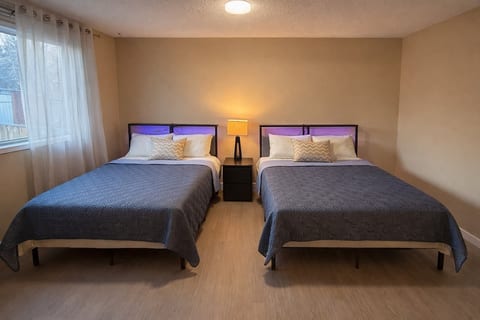 Newly upgraded 4BR2BA 1 min to Bus 10 mins to YYC