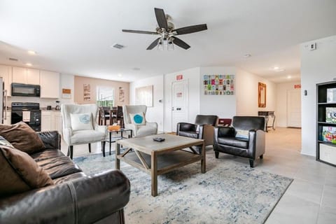 Comfortable 4BR Getaway Near Downtown Dallas