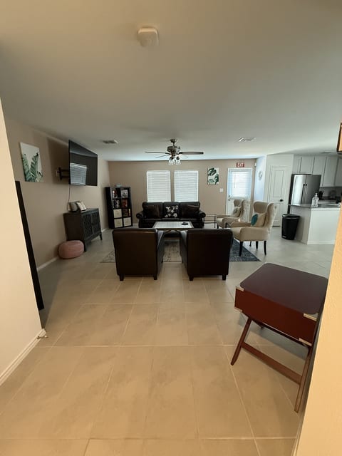 Comfortable 4BR Getaway Near Downtown Dallas