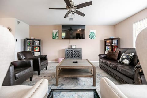 Comfortable 4BR Getaway Near Downtown Dallas