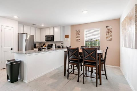 Comfortable 4BR Getaway Near Downtown Dallas