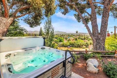 Hilltop Retreat Hot Tub Game Room + Mountain Views