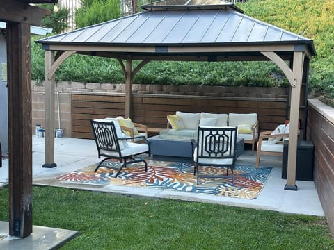 Jet'd Spa-Built-In BBQ-Big Game Room-Massage Chair