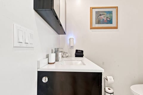 6 min to Downtown-Big Fenced Yard-BBQ-Firepit-AC