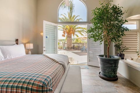 Saltwater Pool w Jet'd Spa-BBQ-King Bed-AC-6 TV's