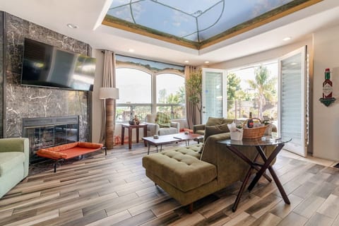 Saltwater Pool w Jet'd Spa-BBQ-King Bed-AC-6 TV's