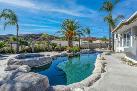 Saltwater Pool w Jet'd Spa-BBQ-King Bed-AC-6 TV's