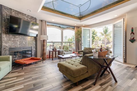 Saltwater Pool w Jet'd Spa-BBQ-King Bed-AC-6 TV's