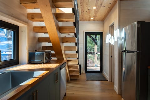 XL Treehouse on 7 Trees with Bridge & Platforms - The Hylo