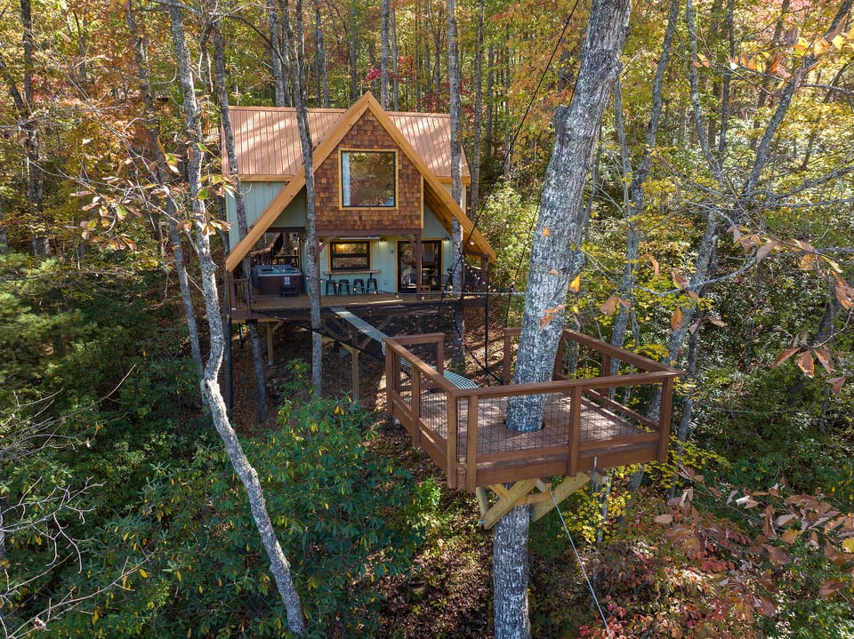 Cabane dans les arbres A-Frame avec un immense filet dans les cimes des arbres - The Carpentree - Highlands