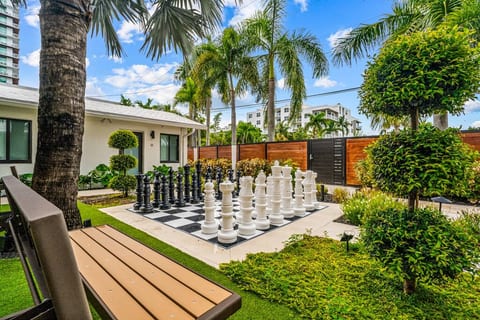 The property offers tremendous walkability to downtown's main attractions, a never ending abundance of things to see, do and try just steps away. To top it off with a multitude of world class restaurants & eateries, not mention sunny Las Olas beach!