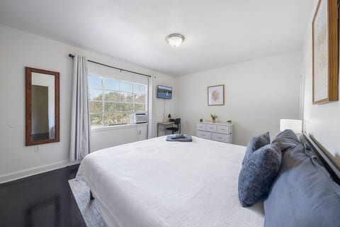 17 Minute Walk to Tiger Stadium / Near Downtown