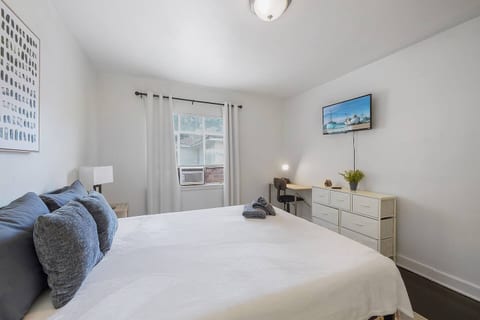 17 Minute Walk to Tiger Stadium / Near Downtown