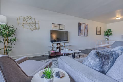17 Minute Walk to Tiger Stadium / Near Downtown