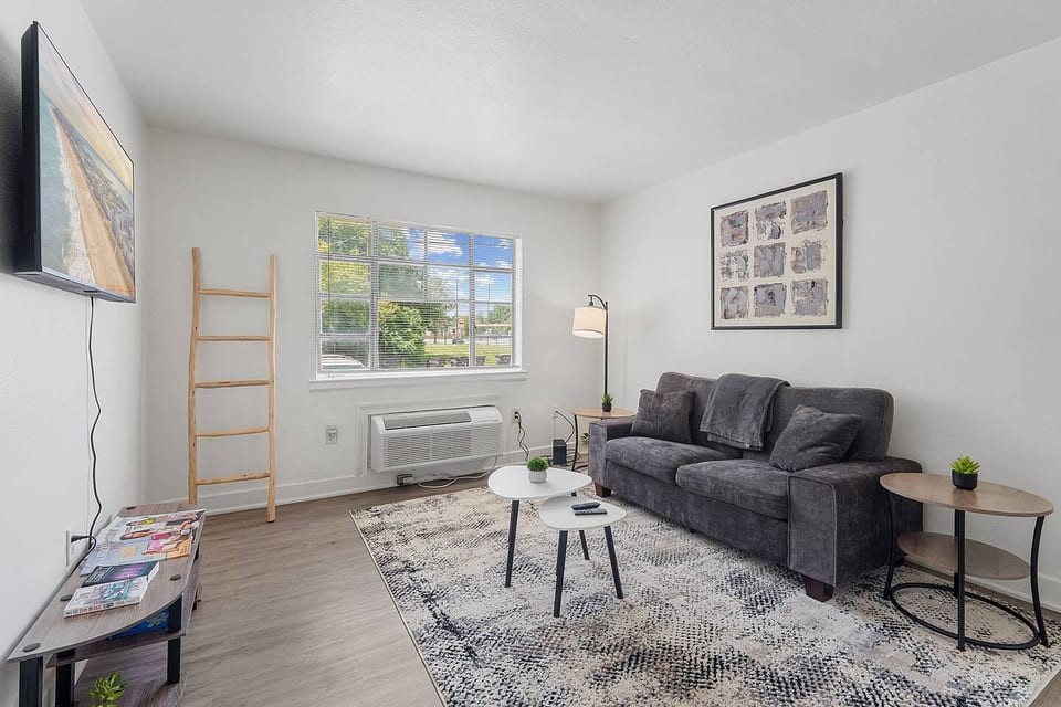 17 Minute Walk to Tiger Stadium / King Bed - Baton Rouge