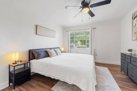 17 Minute Walk to Tiger Stadium / King Bed