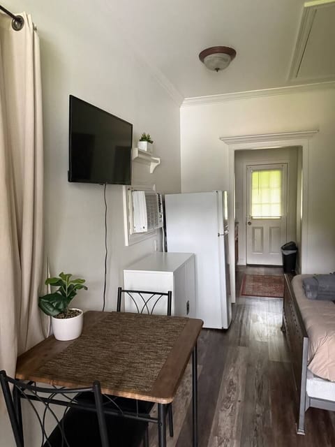 Quiet & Comfy 1BR House – 13 Minutes to LSU Campus