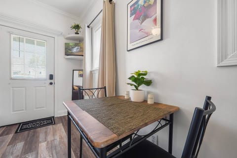 Quiet & Comfy 1BR House – 13 Minutes to LSU Campus