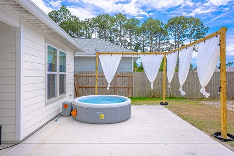 Luxury & Comfort: 1.5mile To Beach, Hot Tub, Games