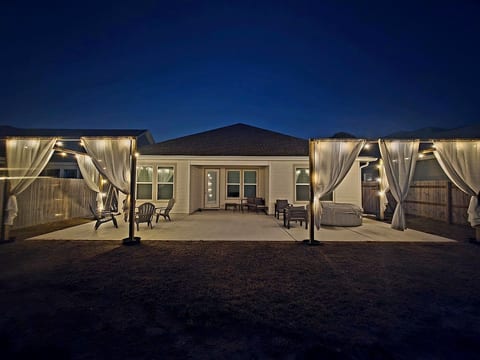 Luxury & Comfort: 1.5mile To Beach, Hot Tub, Games