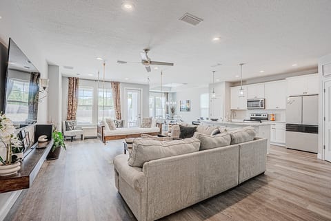 Luxury & Comfort: 1.5mile To Beach, Hot Tub, Games