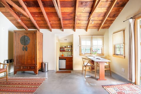 Lovely Rockridge Cottage